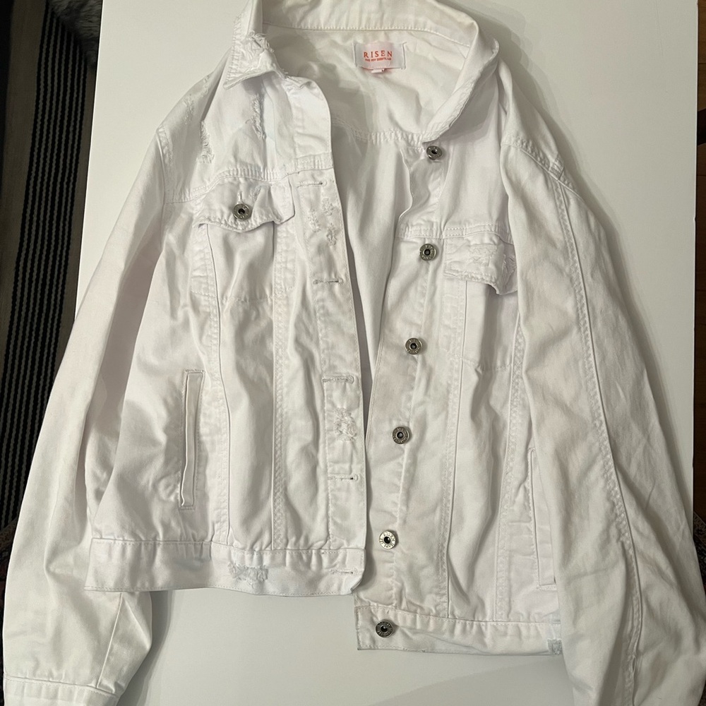 White Rising Jean Jacket with Classic Design and Relaxed Fit